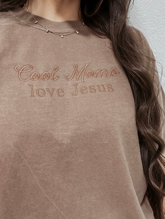 Cool Moms Love Jesus Tee – Espresso