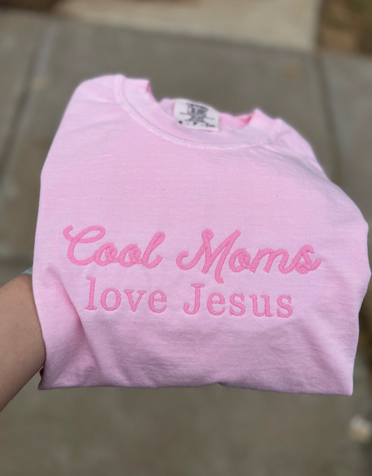 Cool Moms Love Jesus Tee – Blossom